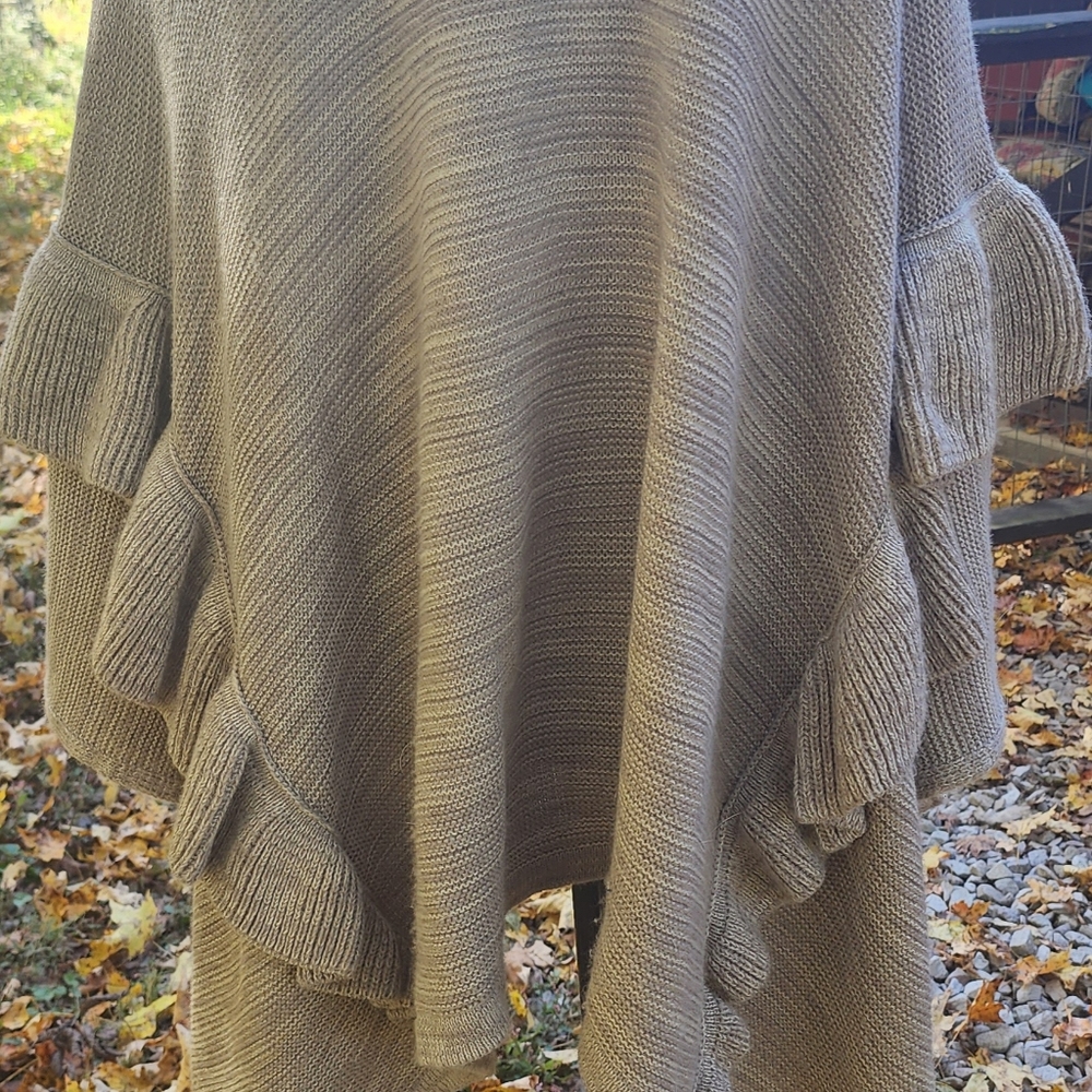 Poncho - Picture 3 of 6